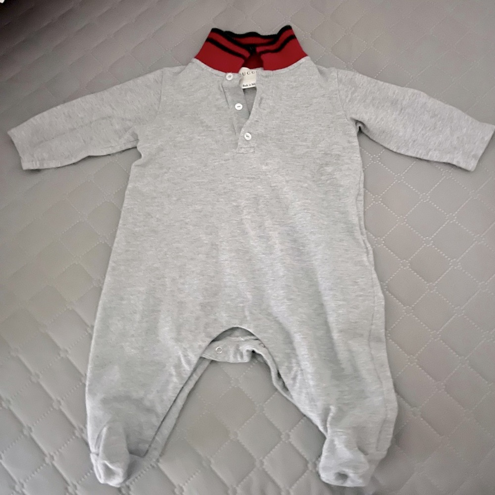 GUCCI Baby Grey Cotton Bodysuit Footie 3-6m, unisex, grey, green red collar